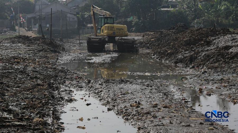 Petugas Satgas SDA PUPR kota depok memasang bronjong batu kali di letak jejak banjir nan sekarang sudah mengering di Jalan penghubung Kampung Bulak, Cipayung, Depok, Jawa Barat, Kamis, (13/8/2026).