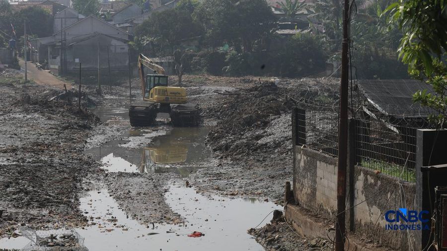 Petugas Satgas SDA PUPR kota depok memasang bronjong batu kali di letak jejak banjir nan sekarang sudah mengering di Jalan penghubung Kampung Bulak, Cipayung, Depok, Jawa Barat, Kamis, (13/8/2026).