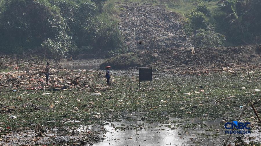 Petugas Satgas SDA PUPR kota depok memasang bronjong batu kali di letak jejak banjir nan sekarang sudah mengering di Jalan penghubung Kampung Bulak, Cipayung, Depok, Jawa Barat, Kamis, (13/8/2026).