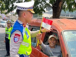Polantas di Bekasi Sapa Ojol hingga Angkot, Bagikan Bendera Merah Putih