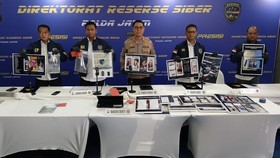 Polda Jatim ungkap sindikat arisan online bodong dengan ratusan korban, di mana kerugian ditaksir capai Rp71 miliar.