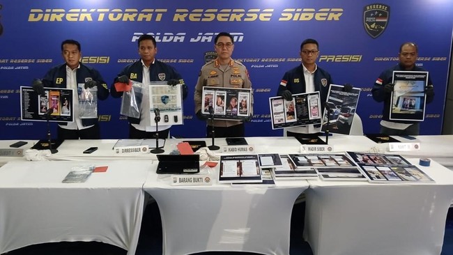 Polda Jatim ungkap sindikat arisan online bodong dengan ratusan korban, di mana kerugian ditaksir capai Rp71 miliar. 