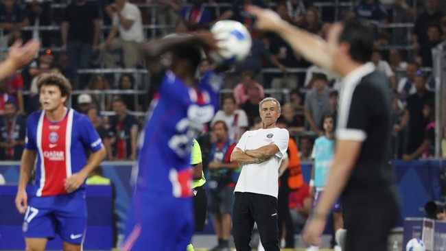 Soccer Football - UEFA Super Cup - Paris St Germain v Aston Villa - Stadion Salzburg, Salzburg, Austria - August 12, 2026 Paris St Germain coach Luis Enrique looks on during the match REUTERS/Gintare Karpaviciute
