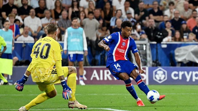 Soccer Football - UEFA Super Cup - Paris St Germain v Aston Villa - Stadion Salzburg, Salzburg, Austria - August 12, 2026 Paris St Germain's Desire Doue scores their second goal past Aston Villa's Marco Bizot. REUTERS/Angelika Warmuth