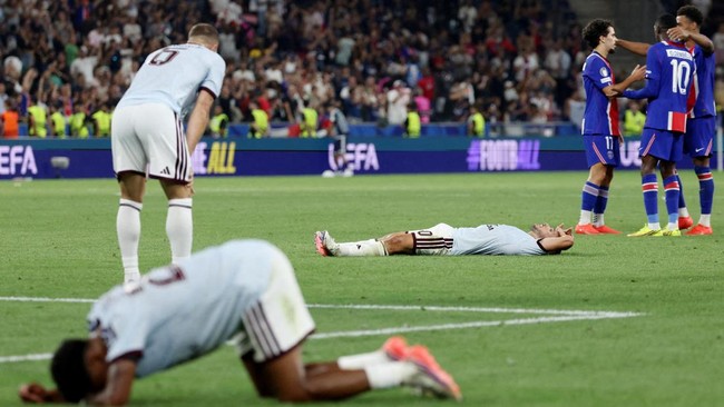 Soccer Football - UEFA Super Cup - Paris St Germain v Aston Villa - Stadion Salzburg, Salzburg, Austria - August 12, 2026 Aston Villa's Emiliano Buendia looks dejected after losing the UEFA Super Cup REUTERS/Gintare Karpaviciute