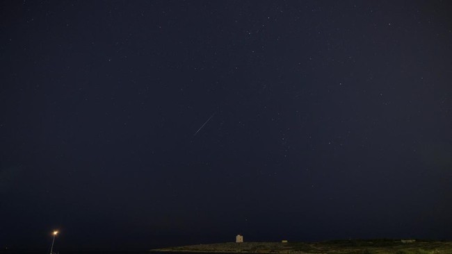 A Perseid meteor streaks across the night sky behind St Mark's Tower, a 17th century coastal fortification near the village of Bahar ic-Caghaq, Malta, August 12, 2026. REUTERS/Darrin Zammit Lupi