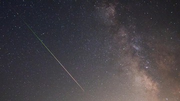 FOTO: Kilau Pesona Hujan Meteor Perseid di Langit Malam
