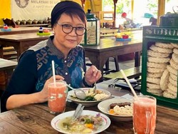 Nostalgia di Jogja! Retno Marsudi Makan Pecel di Warung Legendaris Dekat UGM