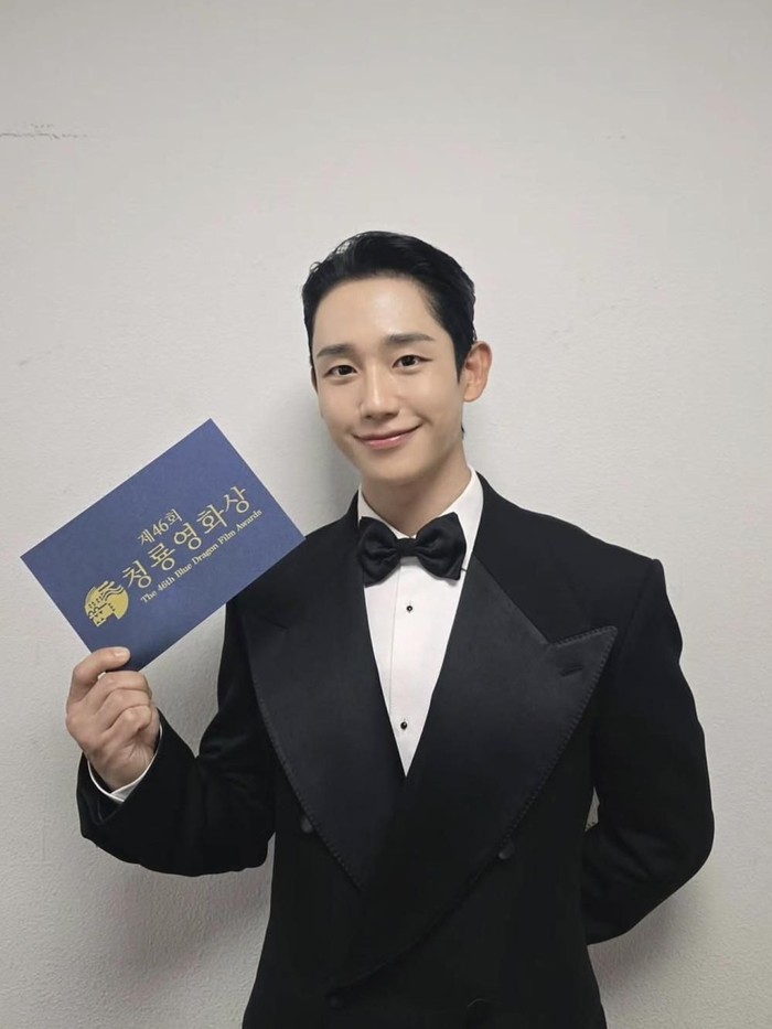 Sebelum terjun ke dunia hiburan, Jung Hae In sempat terdaftar di jurusan bioteknologi saat berkuliah dulu. Akhirnya, ia pindah ke jurusan penyiaran./ foto: instagram.com/holyhaein