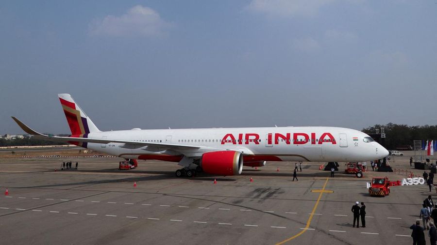 Sebuah pesawat Airbus A350 milik Air India dipamerkan dalam arena penerbangan Wings India 2024 di Bandara Begumpet, Hyderabad, India, pada 18 Januari 2024. (REUTERS/Almaas Masood/File Foto)