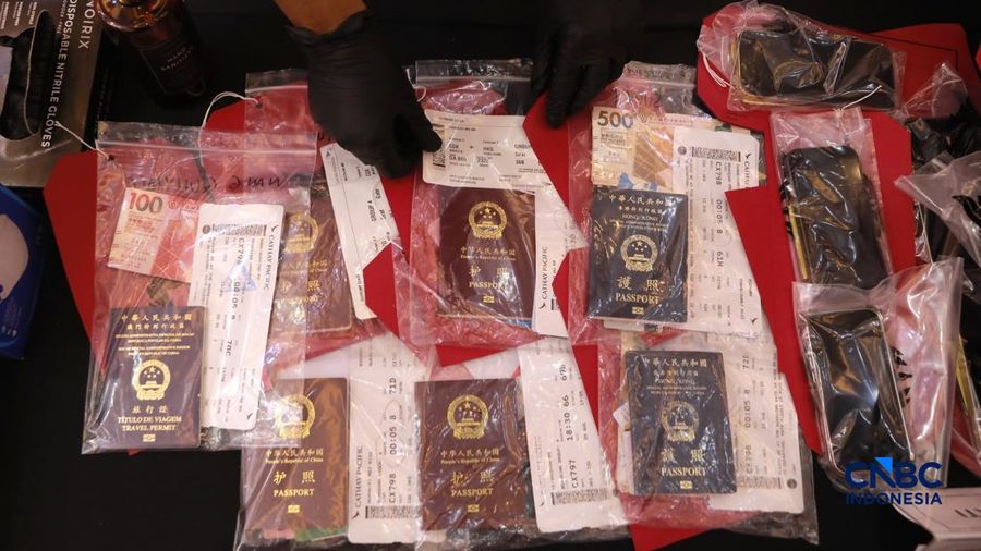 Sejumlah peralatan bukti berupa emas dan arsip lainya ditampilkan pada Konferensi Pers Penindakan Penyelundupan Ekspor Emas KPU Bea dan Cukai Tipe C Soekarno-Hatta, di Aula Gedung B KPU Bea dan Cukai Soekarno Hatta, Tangerang, Banten, Kamis, 13/8. (CNBC Indonesia/Muhammad Sabki)