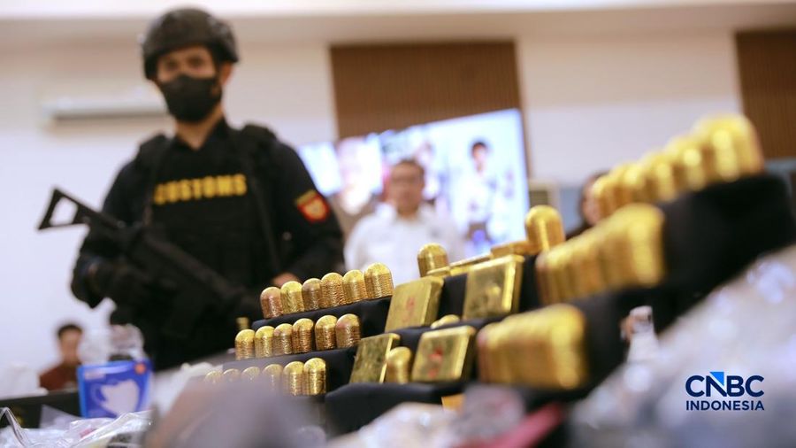 Sejumlah peralatan bukti berupa emas dan arsip lainya ditampilkan pada Konferensi Pers Penindakan Penyelundupan Ekspor Emas KPU Bea dan Cukai Tipe C Soekarno-Hatta, di Aula Gedung B KPU Bea dan Cukai Soekarno Hatta, Tangerang, Banten, Kamis, 13/8. (CNBC Indonesia/Muhammad Sabki)