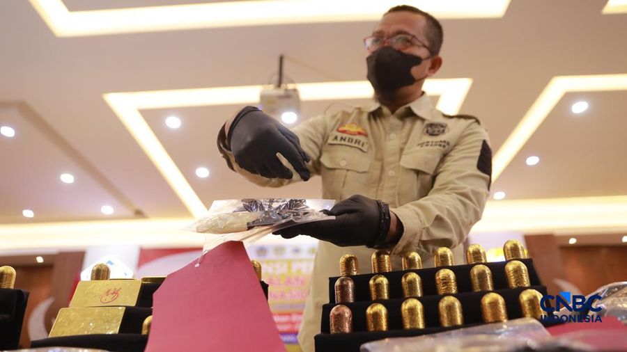 Sejumlah peralatan bukti berupa emas dan arsip lainya ditampilkan pada Konferensi Pers Penindakan Penyelundupan Ekspor Emas KPU Bea dan Cukai Tipe C Soekarno-Hatta, di Aula Gedung B KPU Bea dan Cukai Soekarno Hatta, Tangerang, Banten, Kamis, 13/8. (CNBC Indonesia/Muhammad Sabki)