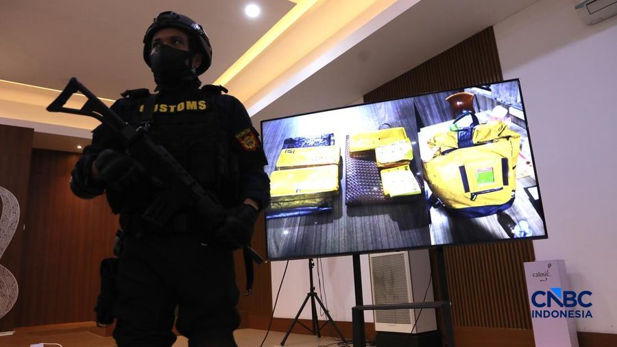Sejumlah peralatan bukti berupa emas dan arsip lainya ditampilkan pada Konferensi Pers Penindakan Penyelundupan Ekspor Emas KPU Bea dan Cukai Tipe C Soekarno-Hatta, di Aula Gedung B KPU Bea dan Cukai Soekarno Hatta, Tangerang, Banten, Kamis (13/8/2026). (CNBC Indonesia/Muhammad Sabki)