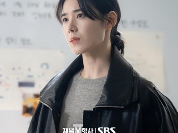 Sementara itu, kamu bisa menyaksikan penampilan karismatik Jung Eun Chae di Flex X Cop 2 melalui platform Disney+./ Foto: instagram.com/sbsdrama.official