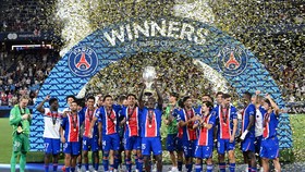Soccer Football - UEFA Super Cup - Paris St Germain v Aston Villa - Stadion Salzburg, Salzburg, Austria - August 12, 2026 Paris St Germain's Nuno Mendes lifts the trophy with teammates after winning the UEFA Super Cup REUTERS/Angelika Warmuth