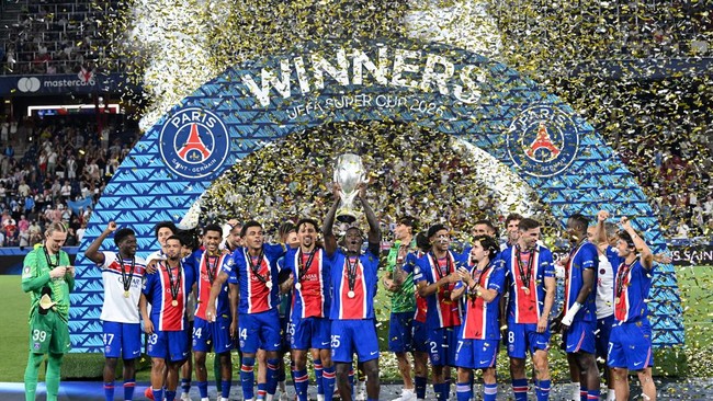 Soccer Football - UEFA Super Cup - Paris St Germain v Aston Villa - Stadion Salzburg, Salzburg, Austria - August 12, 2026 Paris St Germain's Nuno Mendes lifts the trophy with teammates after winning the UEFA Super Cup REUTERS/Angelika Warmuth