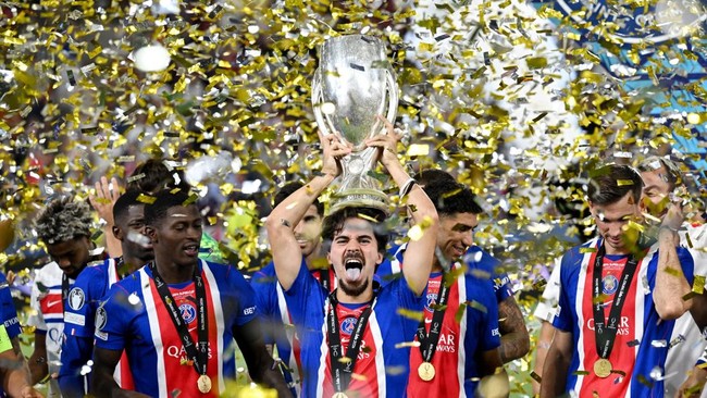 Soccer Football - UEFA Super Cup - Paris St Germain v Aston Villa - Stadion Salzburg, Salzburg, Austria - August 12, 2026 Paris St Germain's Vitinha lifts the trophy with teammates after winning the UEFA Super Cup REUTERS/Angelika Warmuth