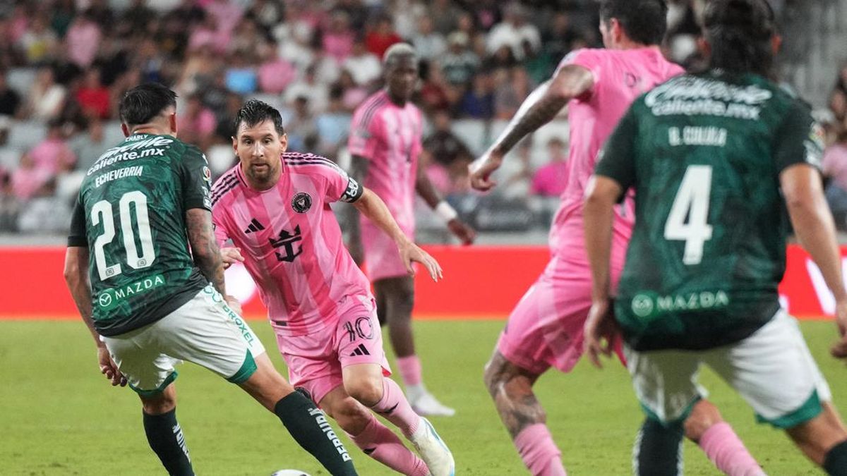 Viral Bek Leon Angkat Messi usai Gagalkan La Pulga Cetak Gol