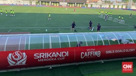 Kontestan Srikandi Merdeka Cup 2026 berlatih di Supersoccer Arena, Kudus, Jawa Tengah, Kamis (13/8).