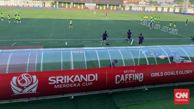 Kontestan Srikandi Merdeka Cup 2026 berlatih di Supersoccer Arena, Kudus, Jawa Tengah, Kamis (13/8).