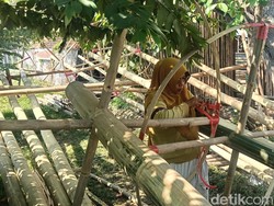 Kisah Susi, Perajin Panjat Pinang yang Raup Cuan di Momen Kemerdekaan