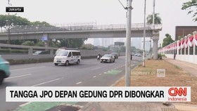 Tangga JPO Depan Gedung DPR Dibongkar