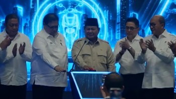 Momen Prabowo Resmikan Ekosistem Motor Listrik Nasional.