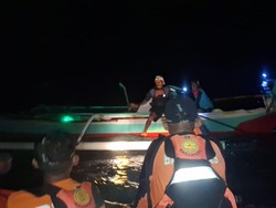 Perahu Nelayan di Bantaeng Terbalik Dihantam Ombak, Korban Tolak Dievakuasi