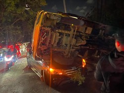 Truk Terguling dan Timpa Mobil di Jalan Uluwatu