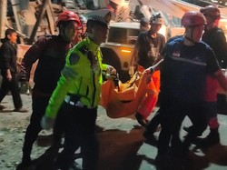 Truk Pengangkut Backhoe Tabrak Pikap di Cianjur, 2 Orang Tewas