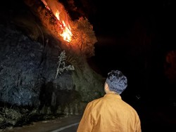 Patroli Tengah Malam, Wagub Emil Cek Titik Api di Bukit Kingkong Bromo