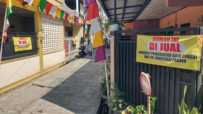 Warga perumahan di Cimahi pasang plang 'Rumah Dijual' sebagai protes ke pemkot terkait keberatan tak digubris soal keberadaan pabrik.