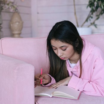 10 Journal Prompts yang Bisa Bantu Kamu Mengelola Stres