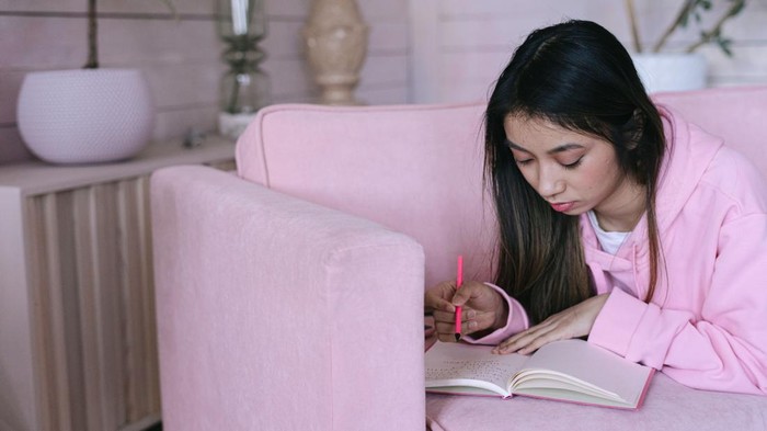 10 Journal Prompts yang Bisa Bantu Kamu Mengelola Stres
