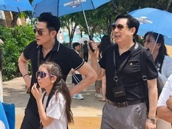 Aaron Kwok Liburan Bareng Ayah Mertua yang Lebih Muda, Gayanya Jadi Sorotan