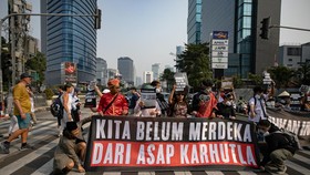 Wahana Lingkungan Hidup Indonesia (WALHI) menggelar Aksi Nasional bertajuk Kita Belum Merdeka dari Asap Karhutla di Jakarta, Jumat (14/8/2026)