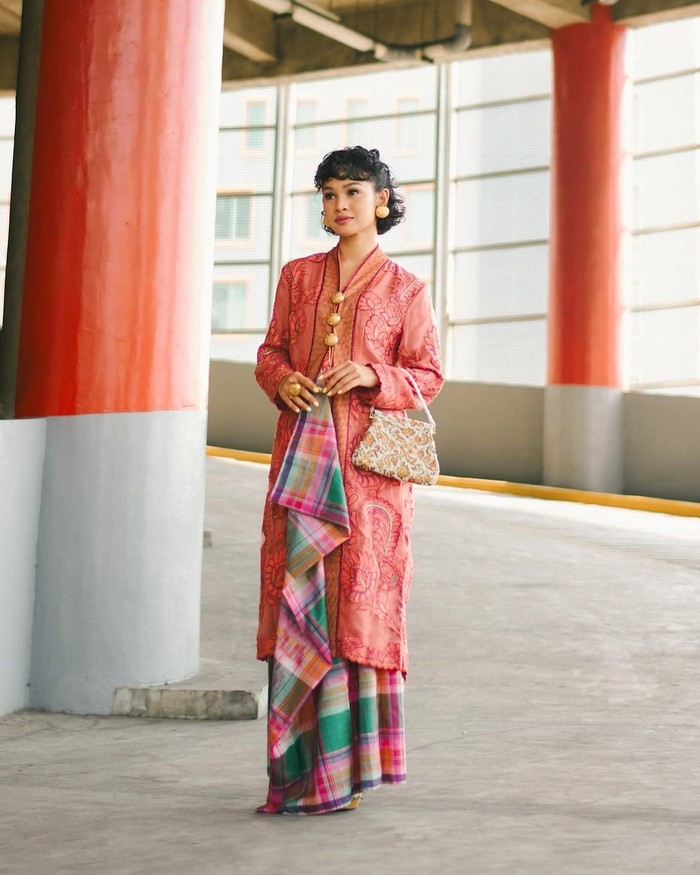 Andien mengenakan kebaya labuh