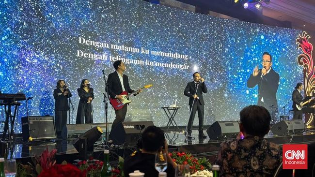 Ari Lasso resmi membuka The Trans Luxury Hotel Surabaya. CNNIndonesia/Farid Rahman
