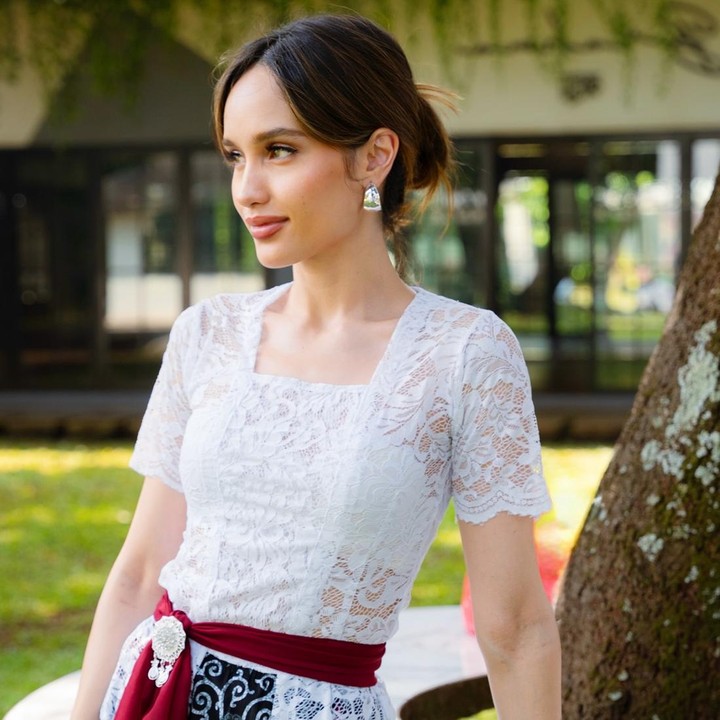 <p>Cinta Laura tampil santai dengan kebaya brokat kutu baru lengan pendek yang cantik. Cukup dilengkapi dengan kain merah diikat di pinggang bisa menjadi inspirasi outfit 17 Agustus.&nbsp;(Instagram @claurakiehl)</p>