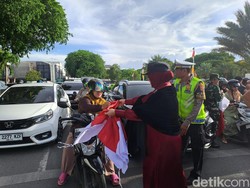 Semarakkan HUT RI, Walkot Illiza Bagikan Bendera Merah Putih ke Pengguna Jalan