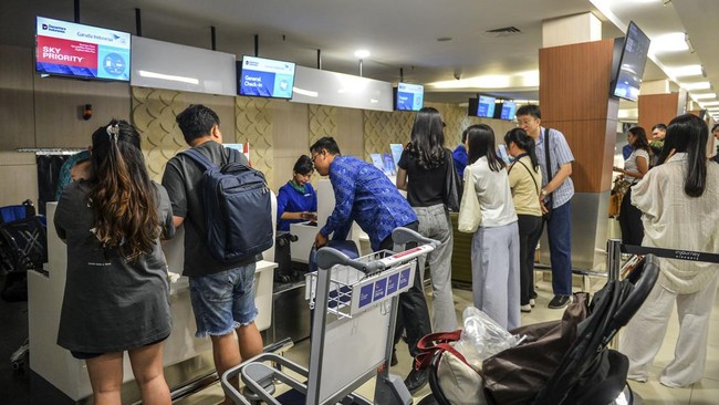 Calon penumpang melakukan check-in di konter maskapai penerbangan komersial di Bandara Husein Sastranegara, Bandung, Jawa Barat, Jumat (14/8/2026). PT Angkasa Pura Indonesia (Persero) kembali melayani penerbangan komersial menggunakan pesawat jet ber
