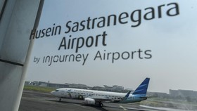 Pesawat Boeing 737-800 milik maskapai Garuda Indonesia mendarat di Bandara Husein Sastranegara, Bandung, Jawa Barat, Jumat (14/8/2026). PT Angkasa Pura Indonesia (Persero) kembali melayani penerbangan komersial menggunakan pesawat jet berbadan sedang