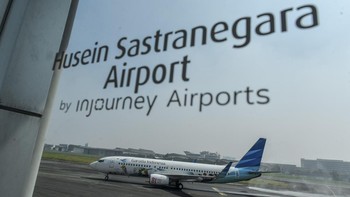 Pesawat Boeing 737-800 milik maskapai Garuda Indonesia mendarat di Bandara Husein Sastranegara, Bandung, Jawa Barat, Jumat (14/8/2026). PT Angkasa Pura Indonesia (Persero) kembali melayani penerbangan komersial menggunakan pesawat jet berbadan sedang