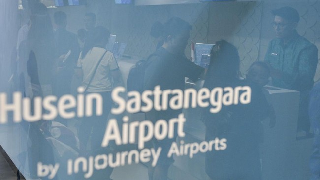 Calon penumpang melakukan check-in di konter maskapai penerbangan komersial di Bandara Husein Sastranegara, Bandung, Jawa Barat, Jumat (14/8/2026). PT Angkasa Pura Indonesia (Persero) kembali melayani penerbangan komersial menggunakan pesawat jet ber