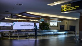 Petugas membersihkan lantai pengambilan bagasi di Bandara Husein Sastranegara, Bandung, Jawa Barat, Jumat (7/8/2025). PT. Angkasa Pura Indonesia (Persero) tengah melakukan persiapan fasilitas penunjang jelang pengoperasian kembali pesawat jet berbada