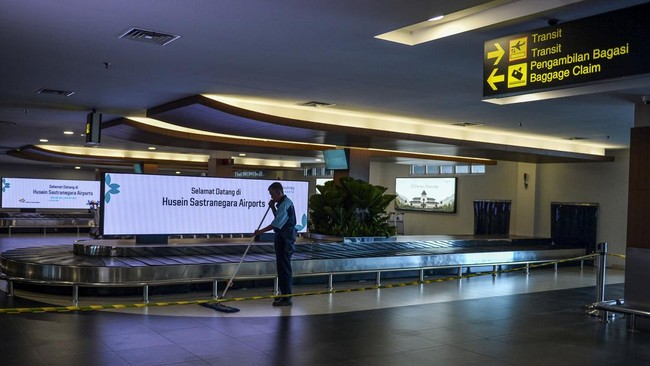 Petugas membersihkan lantai pengambilan bagasi di Bandara Husein Sastranegara, Bandung, Jawa Barat, Jumat (7/8/2025). PT. Angkasa Pura Indonesia (Persero) tengah melakukan persiapan fasilitas penunjang jelang pengoperasian kembali pesawat jet berbada