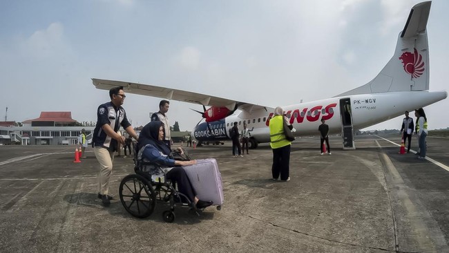 Situasi para penumpang saat memasuki pesawat Wings Air di Bandara Internasional Husein Sastranegara, Kota Bandung, Jawa Barat, Senin (10/8/2026). (ANTARA/Rubby Jovan)