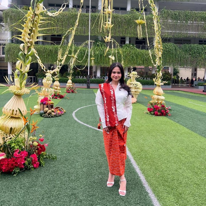 <p>Gaya merah putih bisa juga dengan mengenakan kain jarik modern dan atasan putih yang cantik. Lengkapi saja dengan selendang senada yang membuat penampilan semakin anggun.&nbsp;(Foto: Instagram @tissabiani)</p>