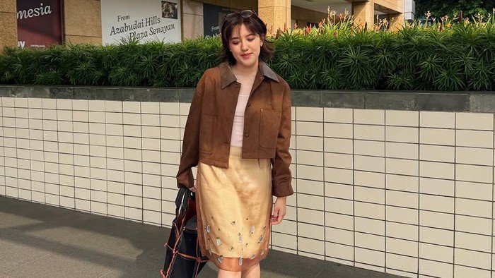 Get The Look: Ide Gaya Tampil Rapi dan Stylish dengan Nuansa Earth Tone ala Ify Alyssa 